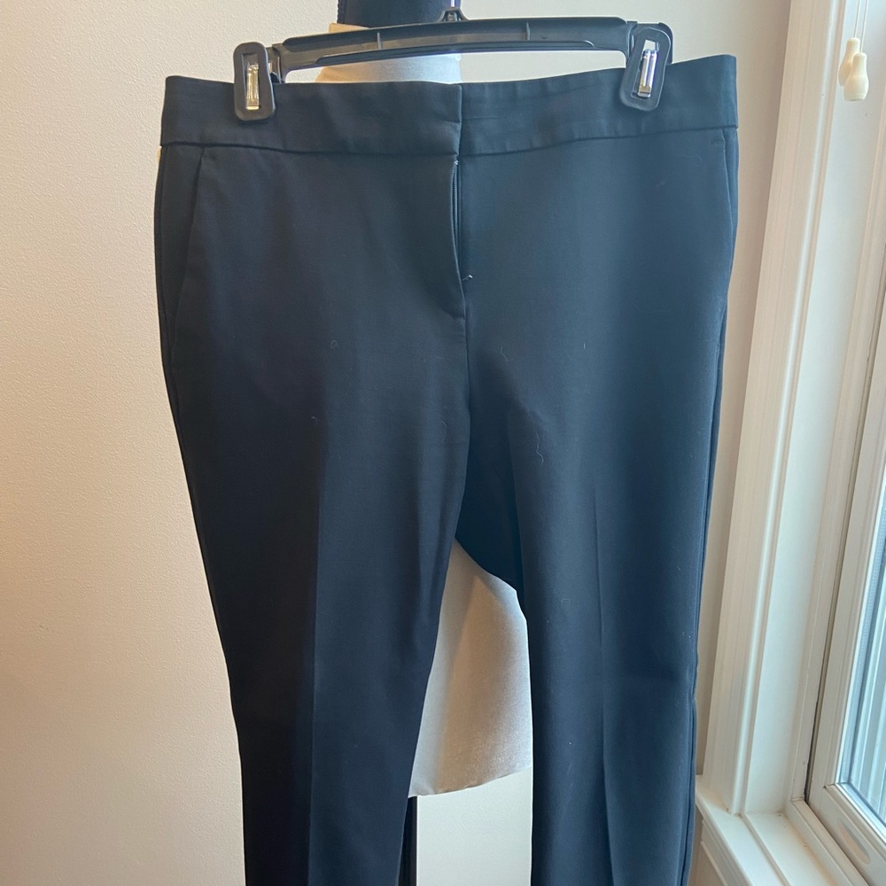 Ann Taylor Devin Fit Trousers. Black. Size 4.